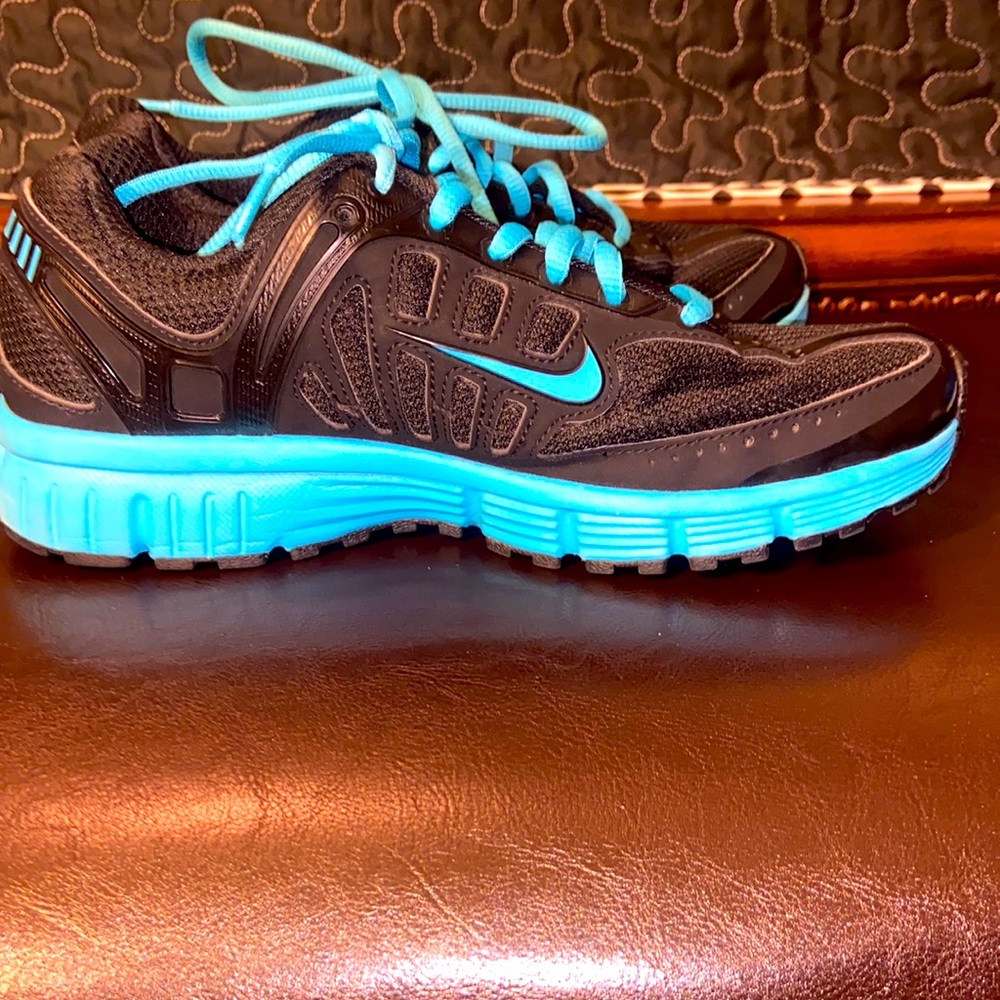Nike Women’s Black and Blue Sneakers-Size 6.5 Used